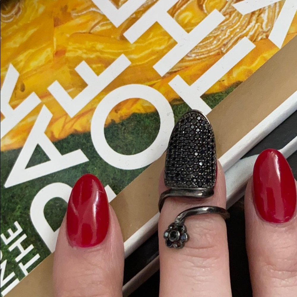 Nail ring black studded